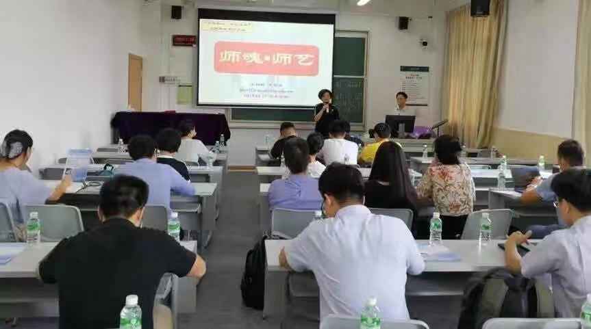 艺术学院直属党支部吴晓枫书记主持讲座