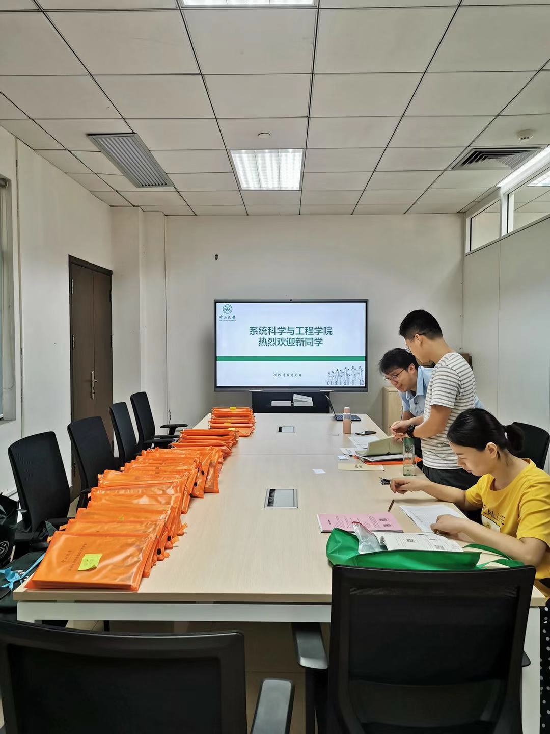 william英国中文老师们为新生报到做准备