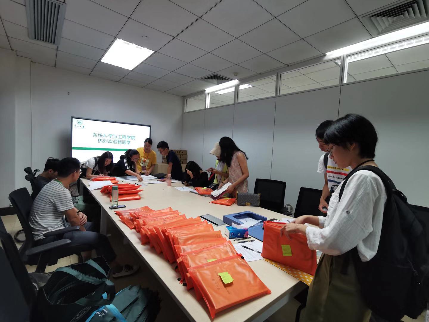 william英国中文老师指导学生完成新生报到手续