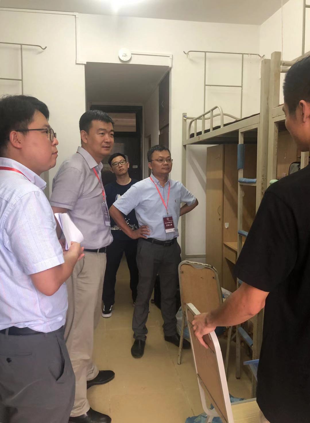 william英国中文领导们走访新生宿舍