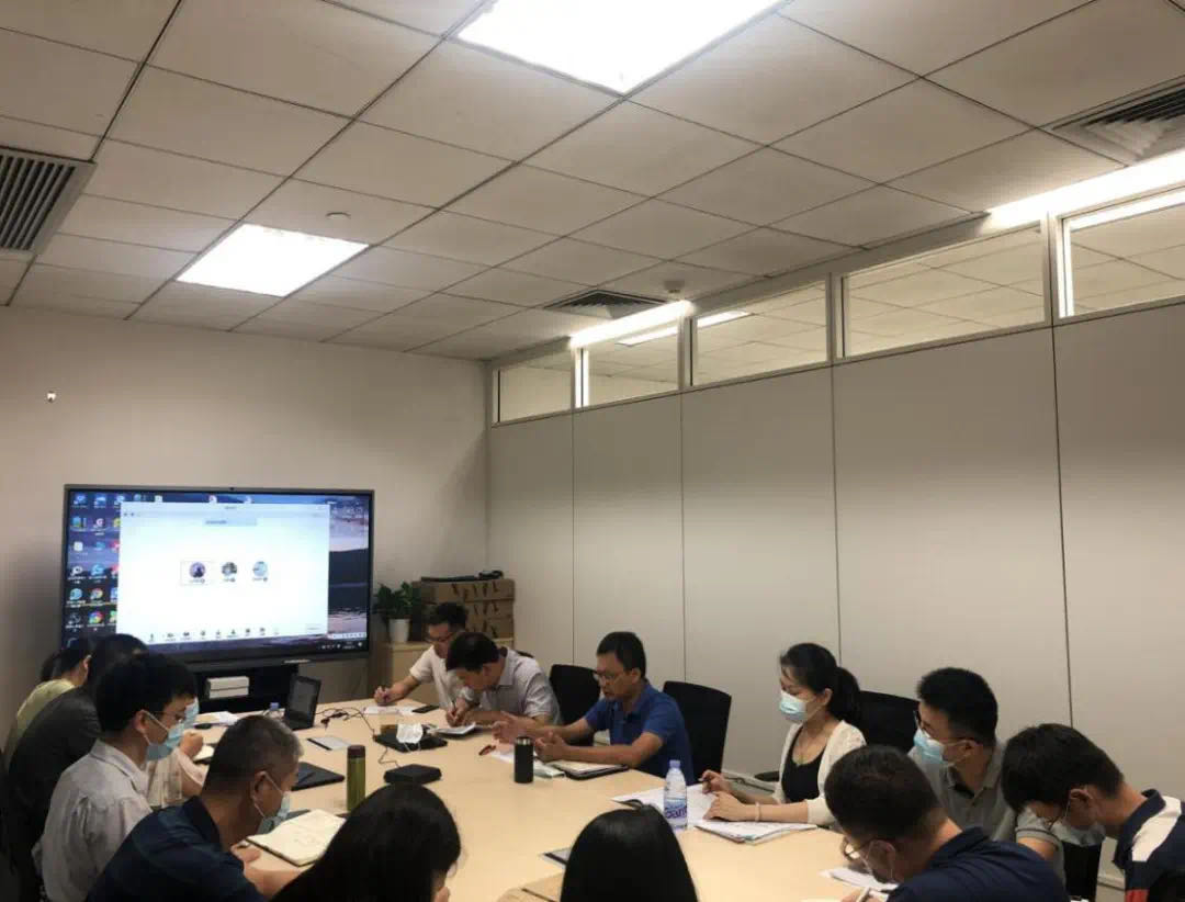 william英国中文召开全体教职工会议